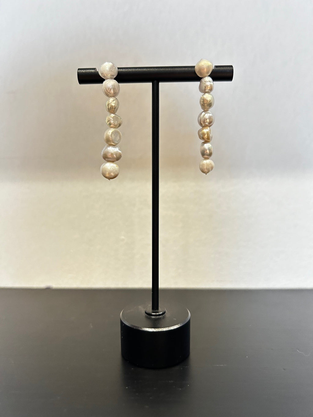 Short Pearl String Gray earrings